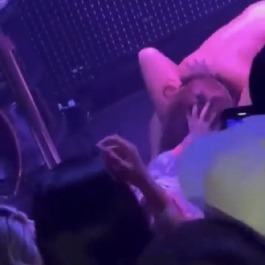 Vídeo completo da mulher fazendo sexo oral na MC Pipokinha no show