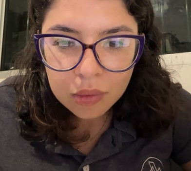 Gostosa se exibindo pelada no trabalho