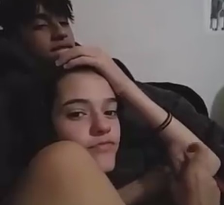 Novinha gulosa mamando na pica do namorado