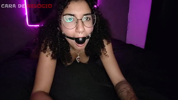 Tapou a boca da novinha e meteu nela de quatro