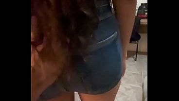 Gozando bem fundo dentro da novinha casada sem camisinha
