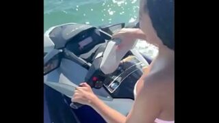 Novinha Mikaelli deliciosa trai o corno manso e fode com instrutor de jet ski no mar