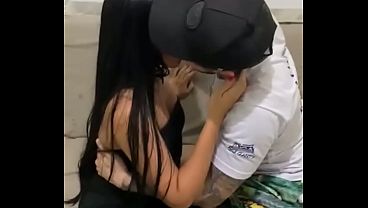 Cowboy dotado pegou a esposa novinha morena gostosa hotwife do amigo corno